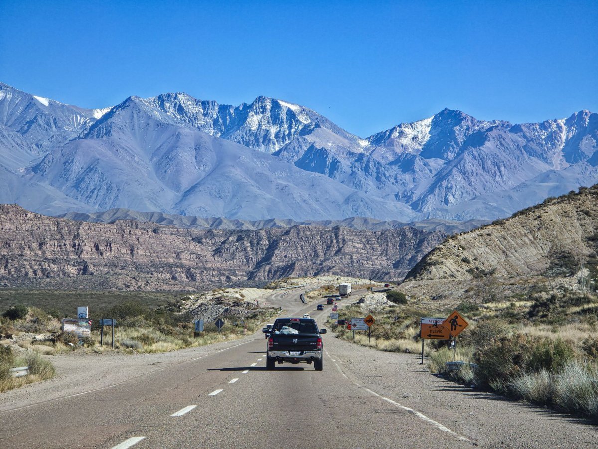 ruta de montaña nevada con auto circulando cerca de San Rafael Mendoza