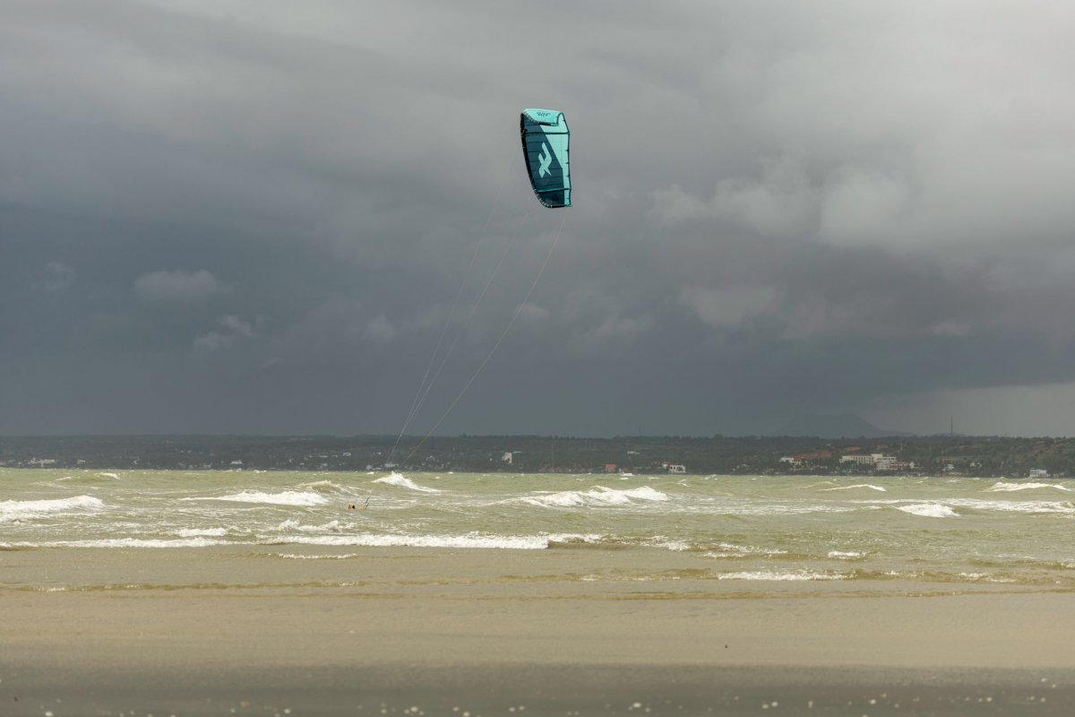 Kitesurf velas multicolores embalse El Nihuil viento