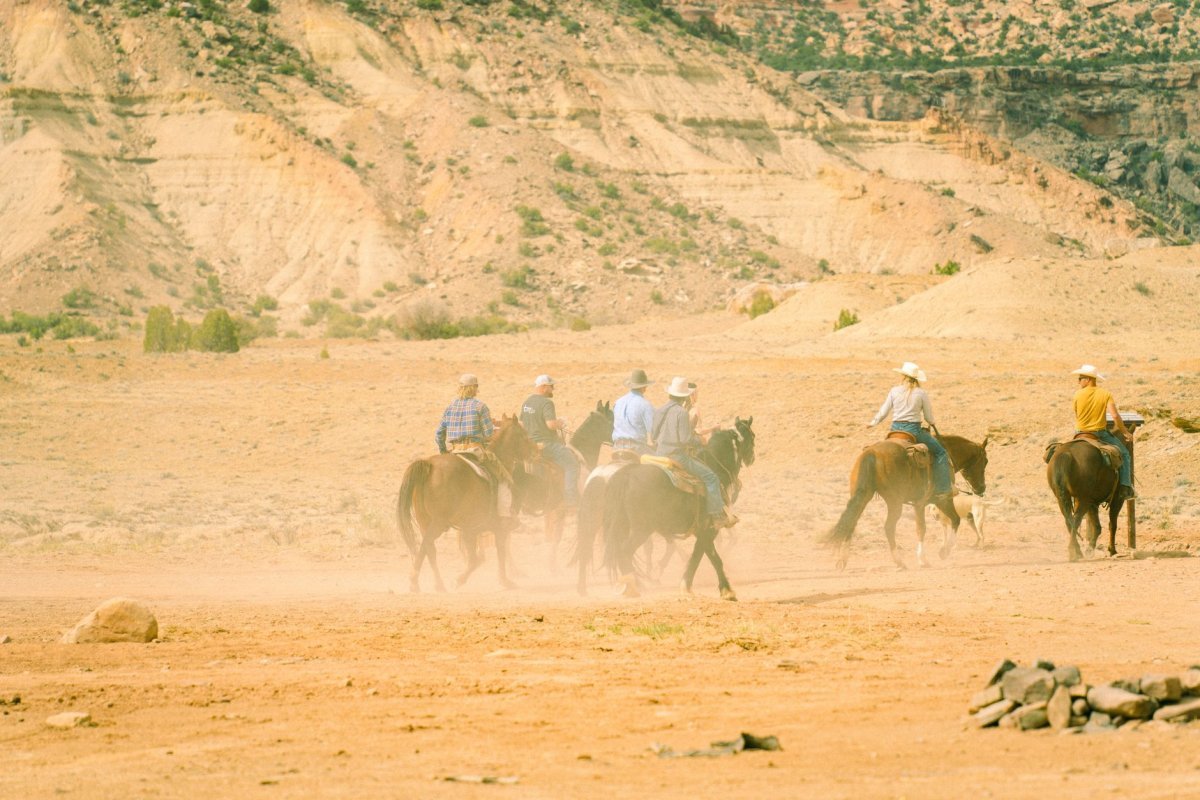 cabalgata entre cerros rojizos Sierra Pintada San Rafael